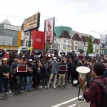Massa aksi berorasi dan menyampaikan tuntutannya di depan kantor Polda DIY (09/02).