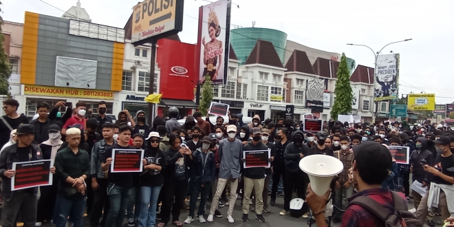 Massa aksi berorasi dan menyampaikan tuntutannya di depan kantor Polda DIY (09/02).