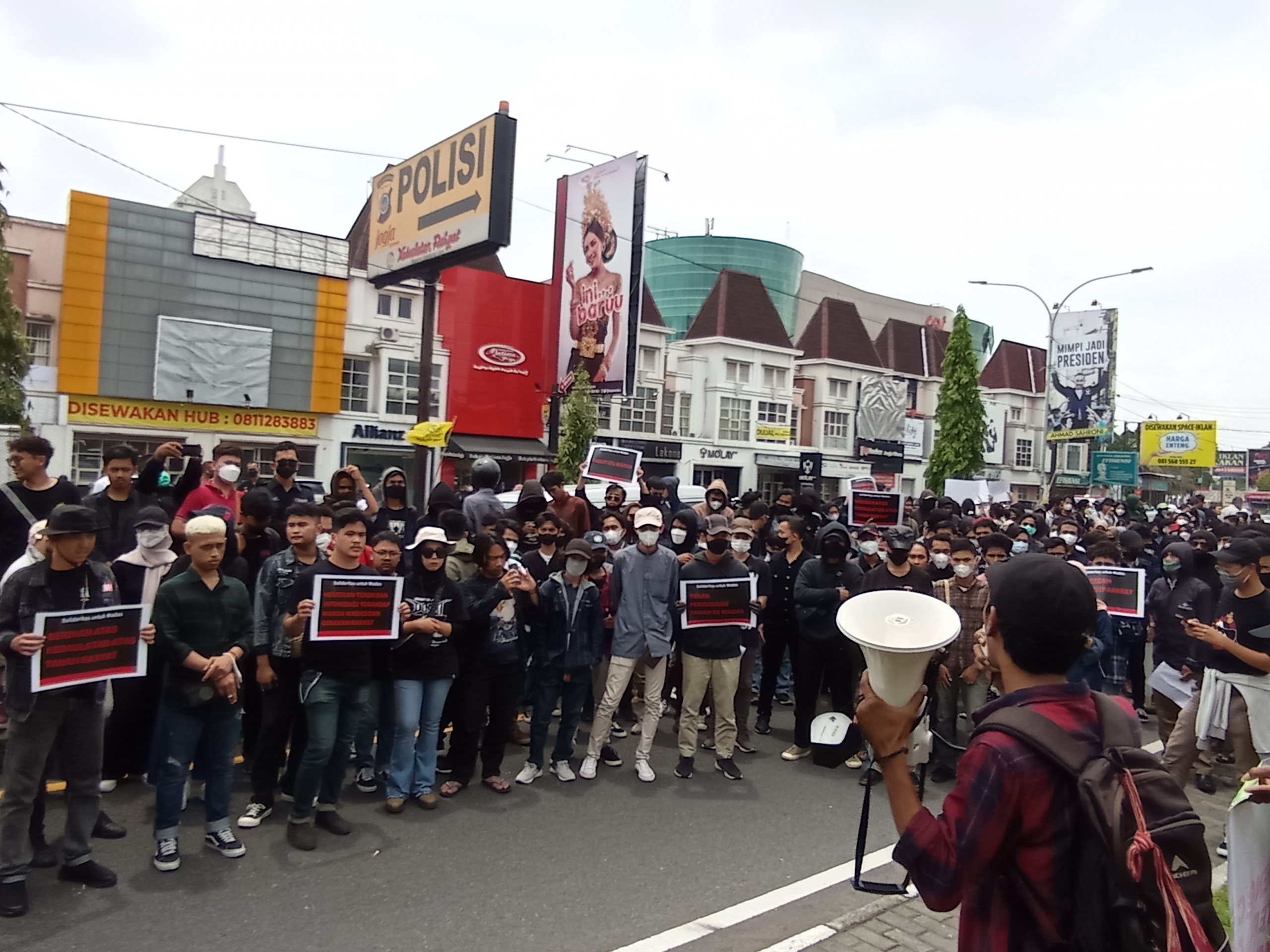 Massa aksi berorasi dan menyampaikan tuntutannya di depan kantor Polda DIY (09/02).